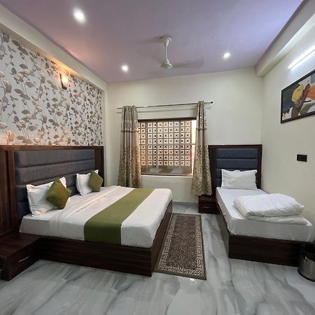 Hotel Snow White Budget Family Rooms - In House Parking - 5G Wifi- Gyser Facility Tajganj Bagian luar foto