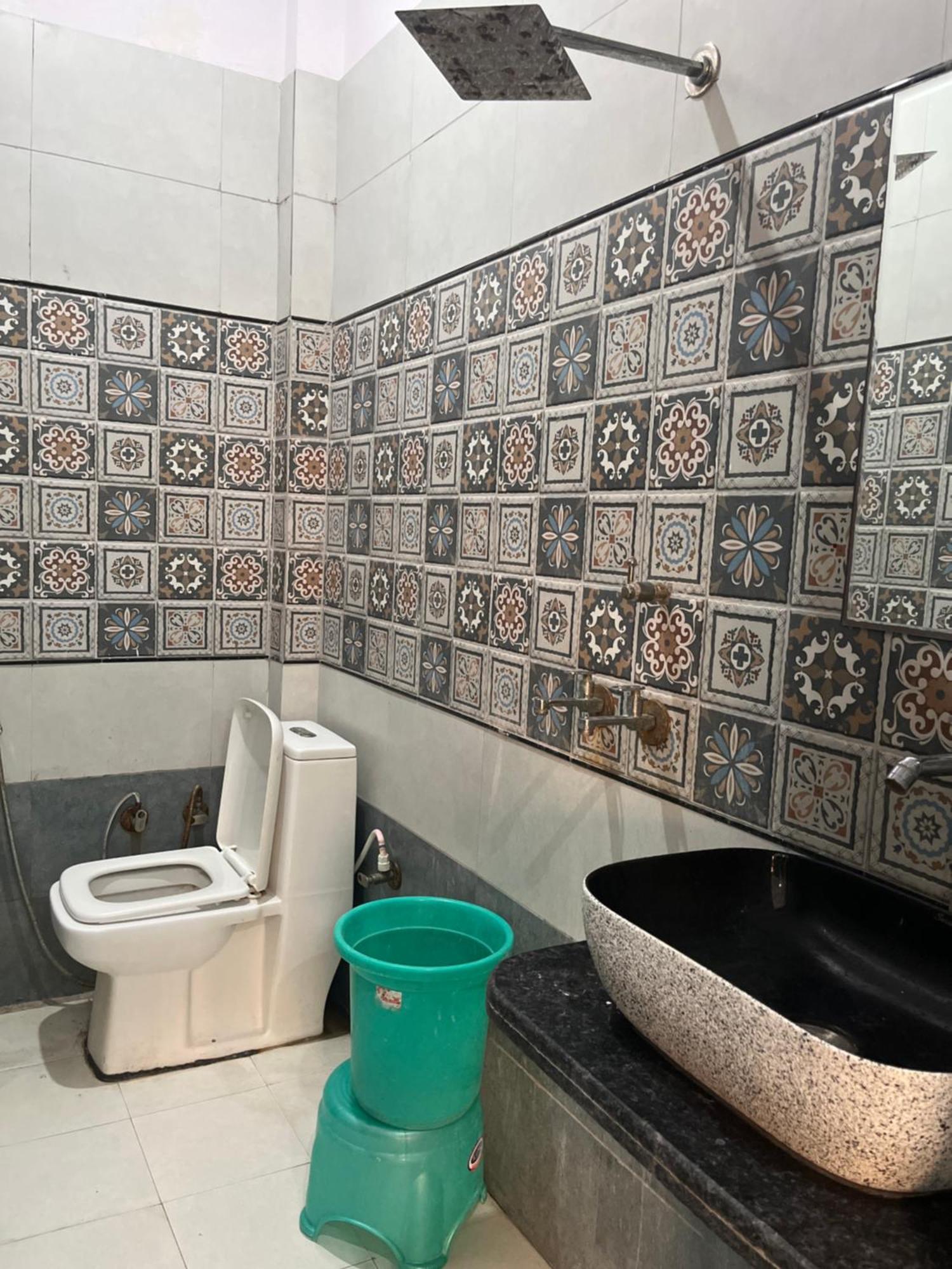 Hotel Snow White Budget Family Rooms - In House Parking - 5G Wifi- Gyser Facility Tajganj Bagian luar foto