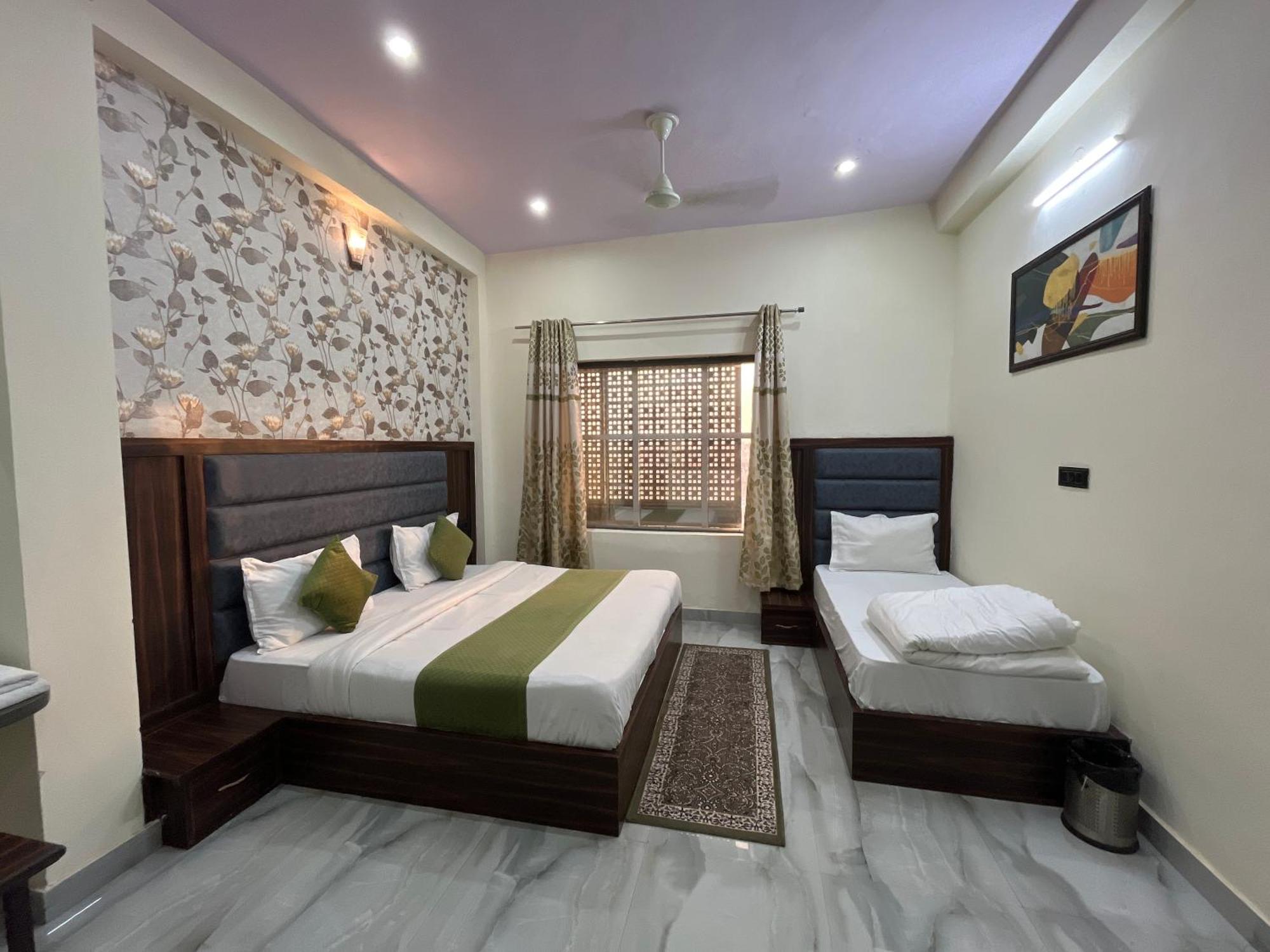 Hotel Snow White Budget Family Rooms - In House Parking - 5G Wifi- Gyser Facility Tajganj Bagian luar foto